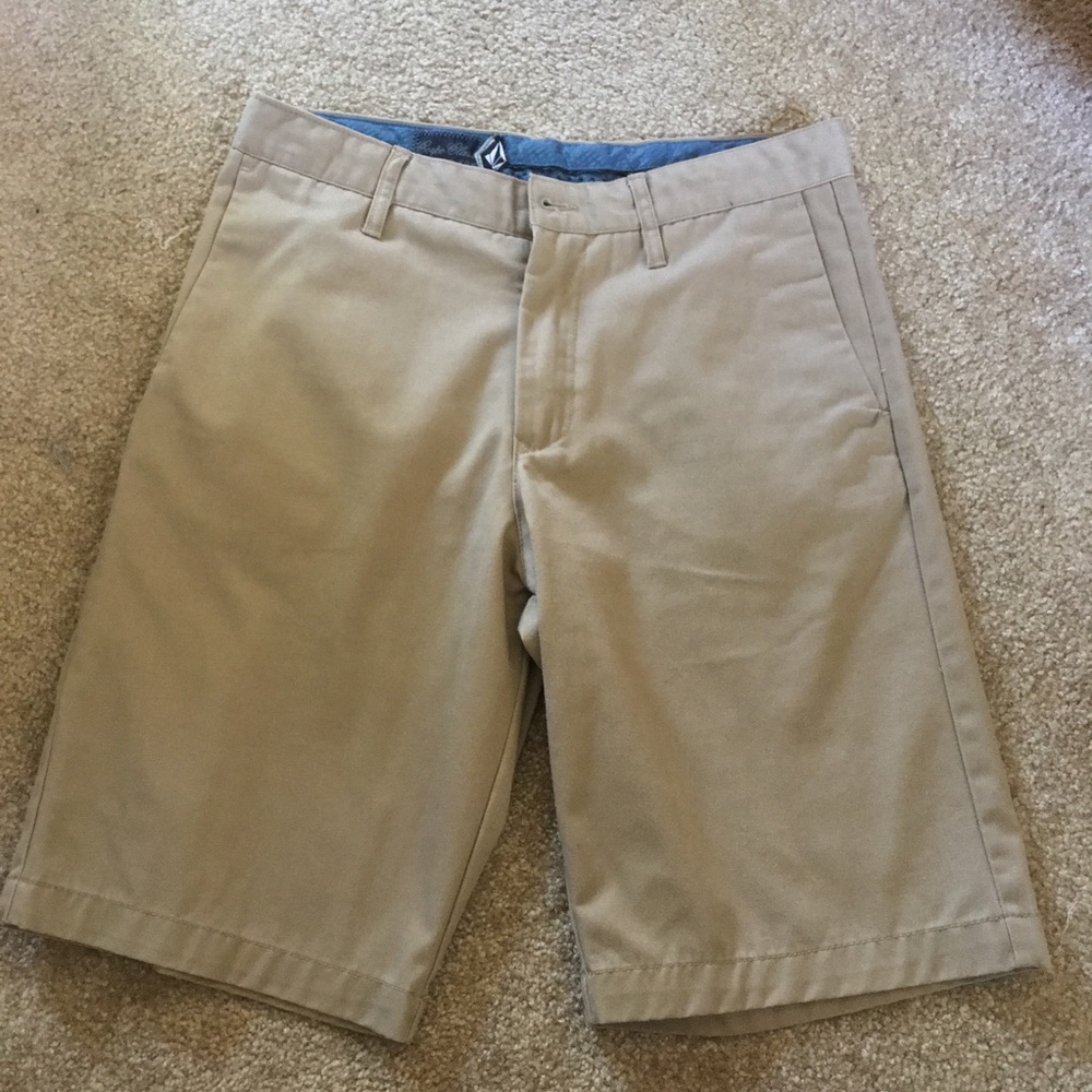 tan volcom chino shorts